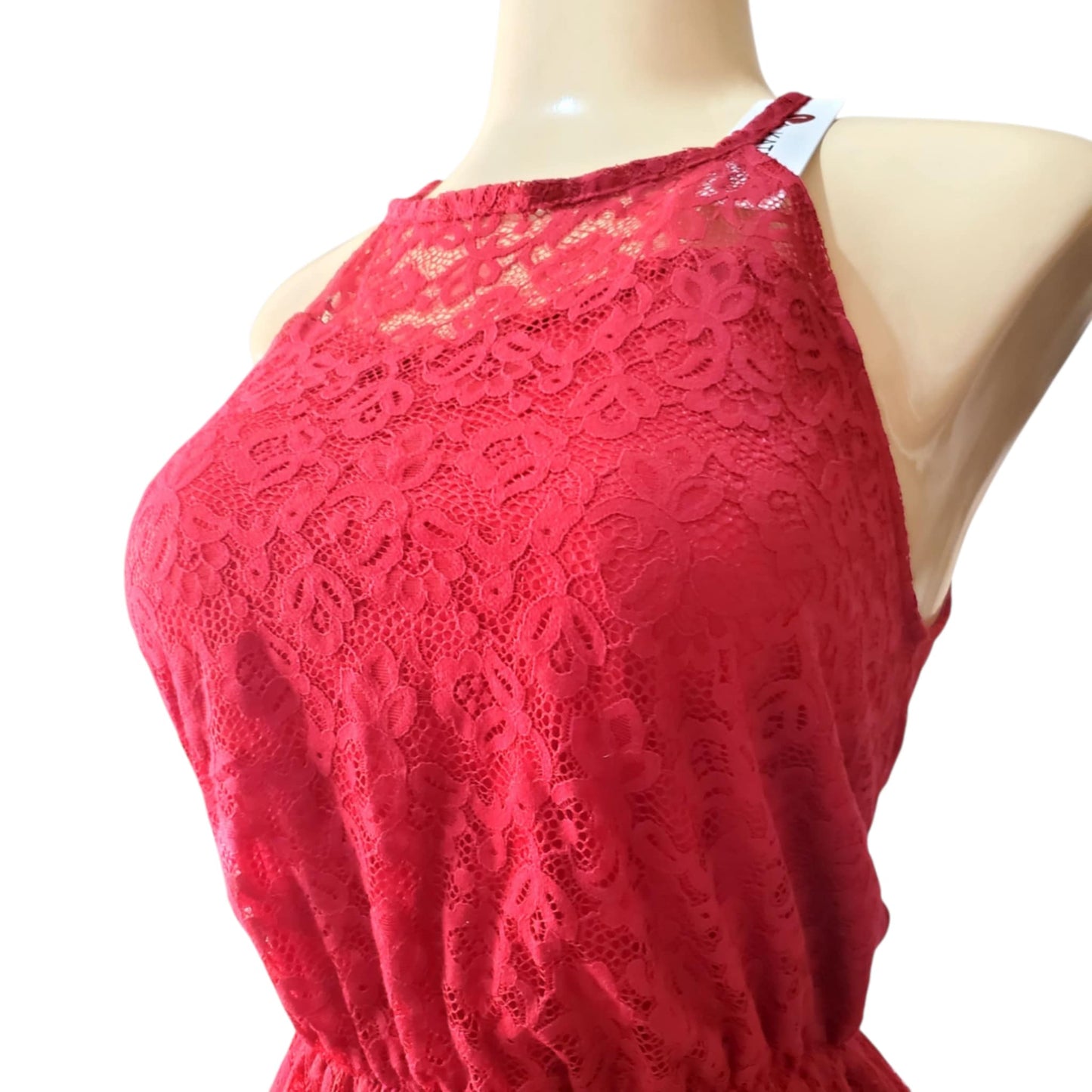 Vestido corto halter con detalles de encaje