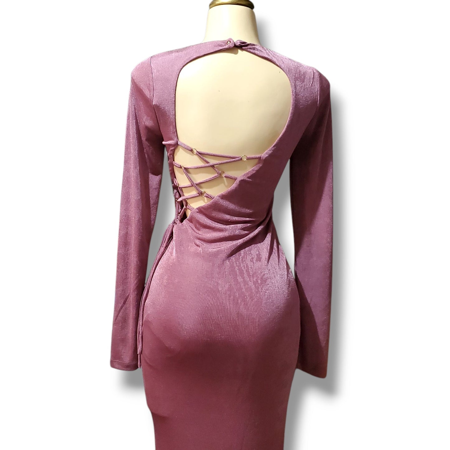 Vestido ajustado de manga larga con espalda descubierta y abertura