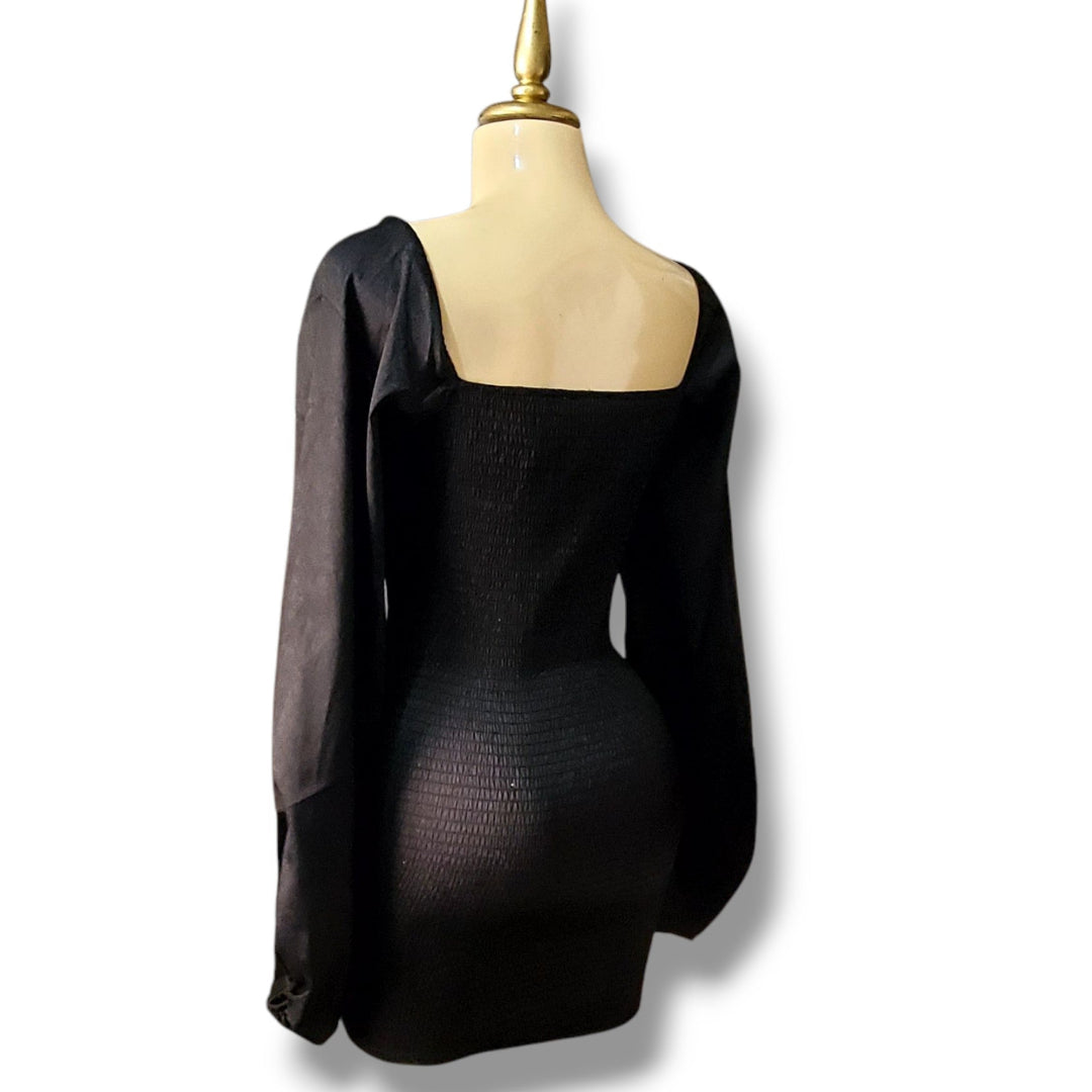 Vestido corto con escote corazón y mangas abullonadas