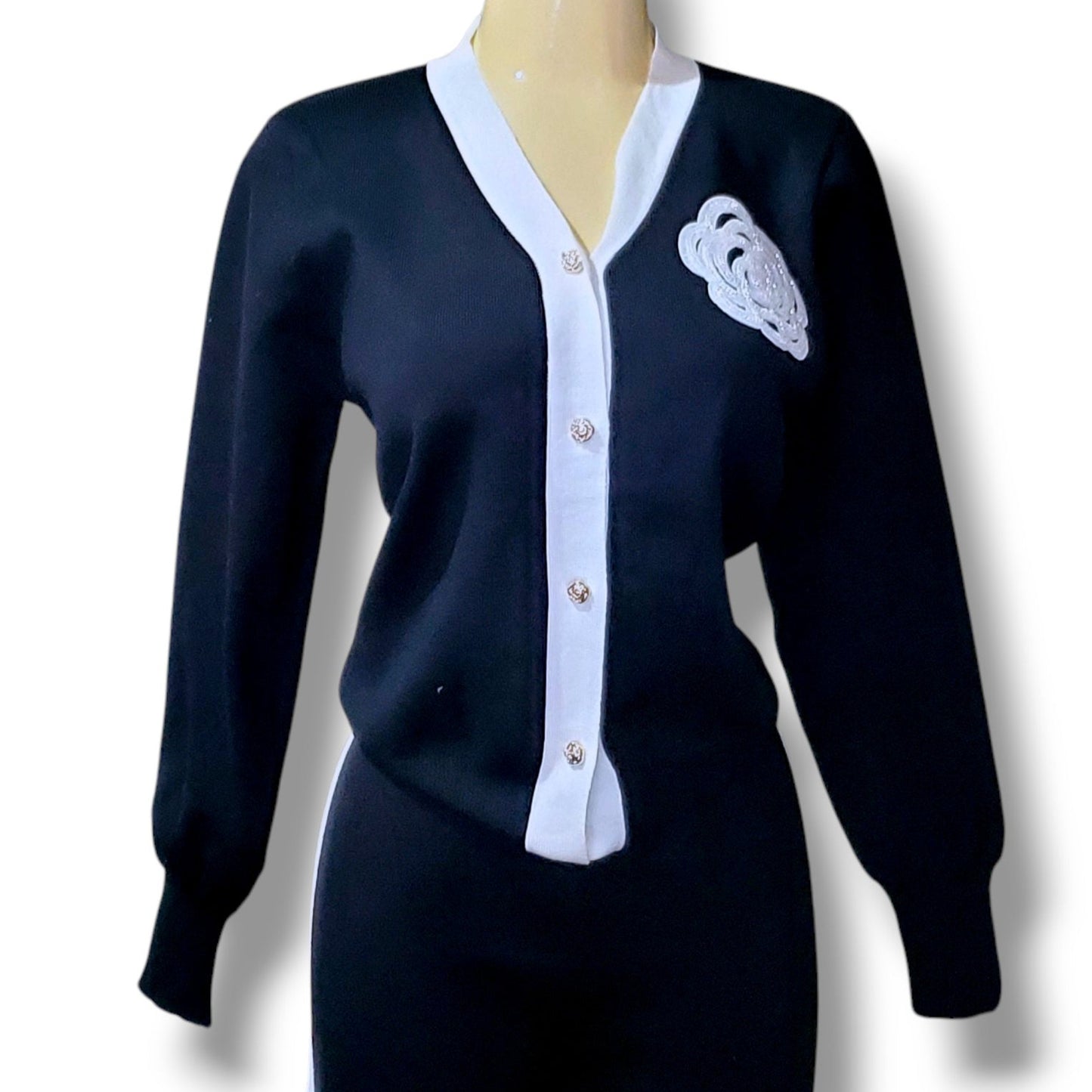 Conjunto con cárdigan y pantalón pata ancha – Detalle floral en canutillo