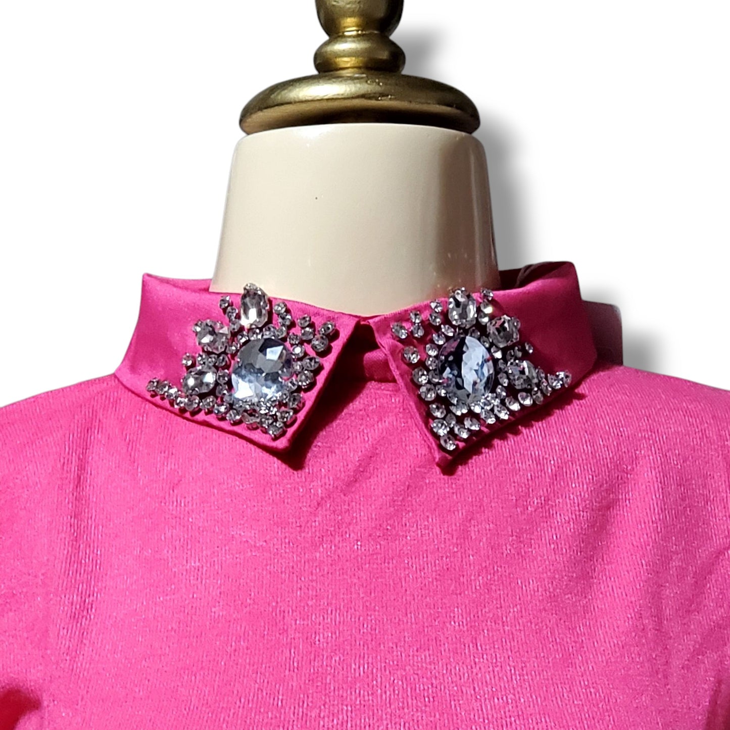 Blusa manga larga con cuello de pedrería – Estilo elegante