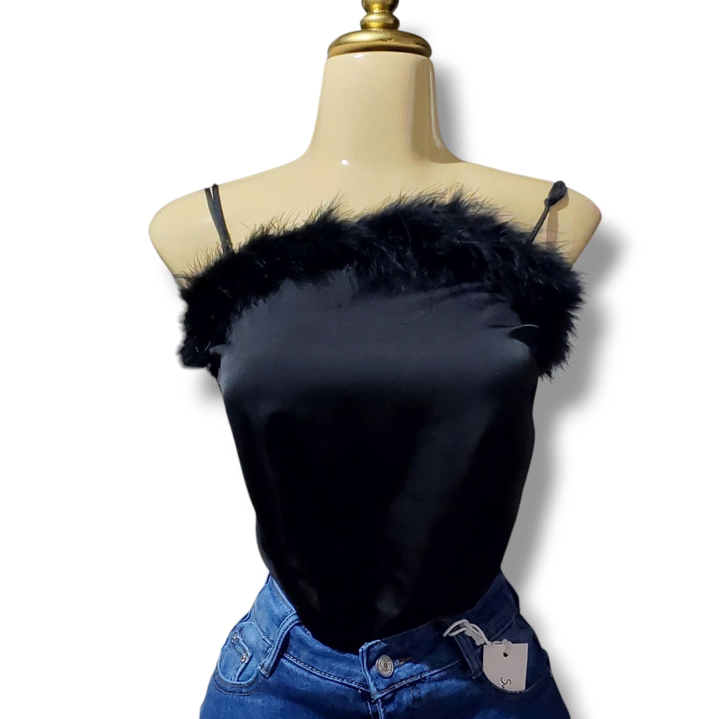 Blusa de tirantes finos con detalles de plumas en escote