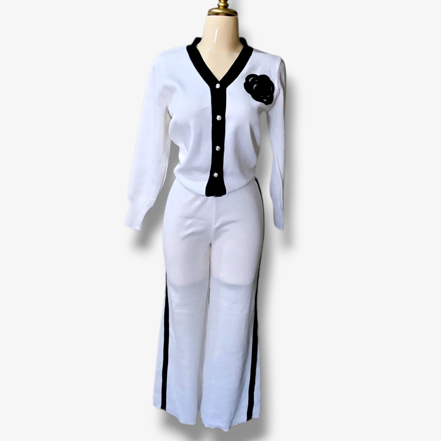 Conjunto con cárdigan y pantalón pata ancha – Detalle floral en canutillo