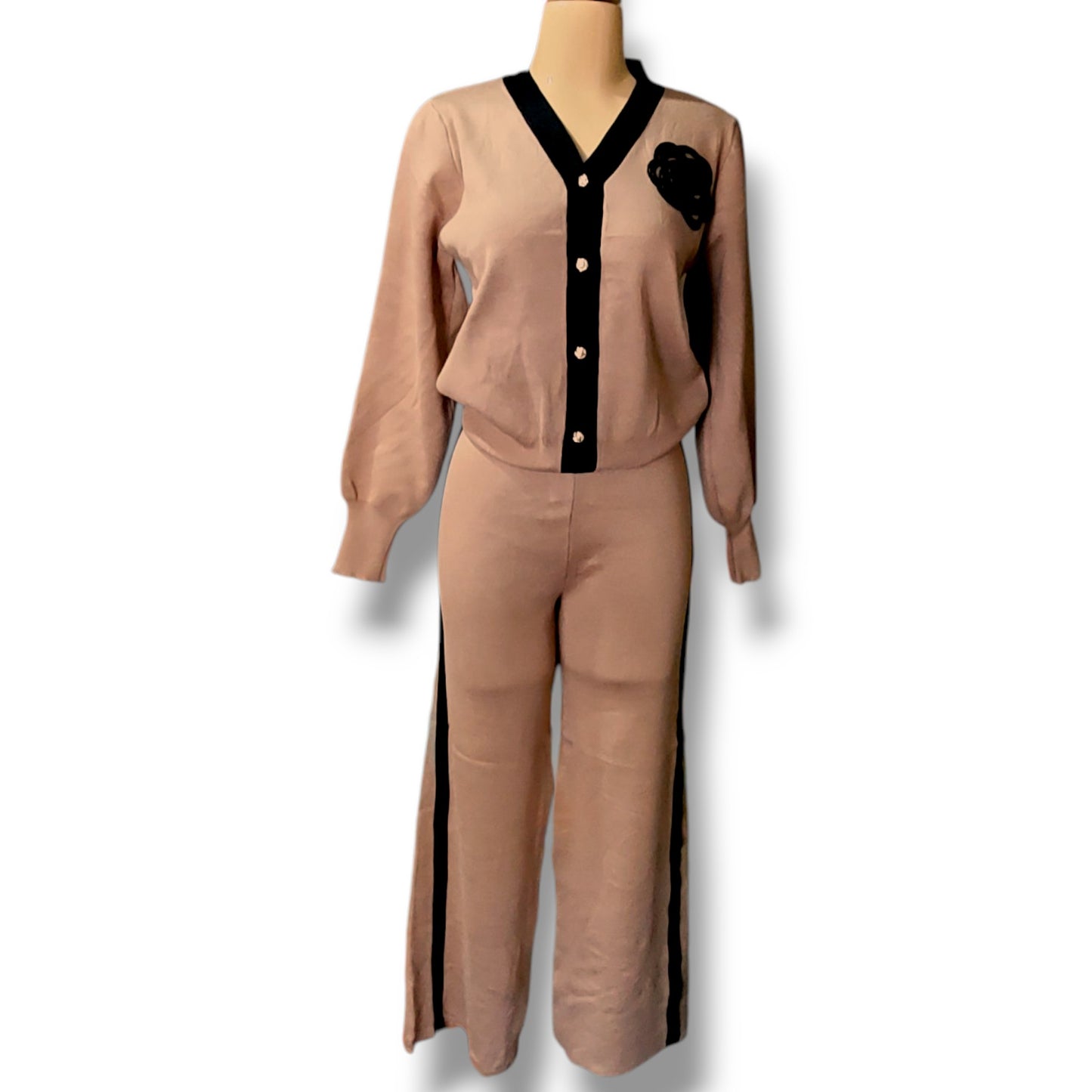 Conjunto con cárdigan y pantalón pata ancha – Detalle floral en canutillo