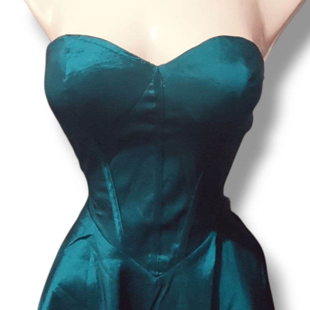 Vestido sin tirantes con escote corazón – Falda acampanada
