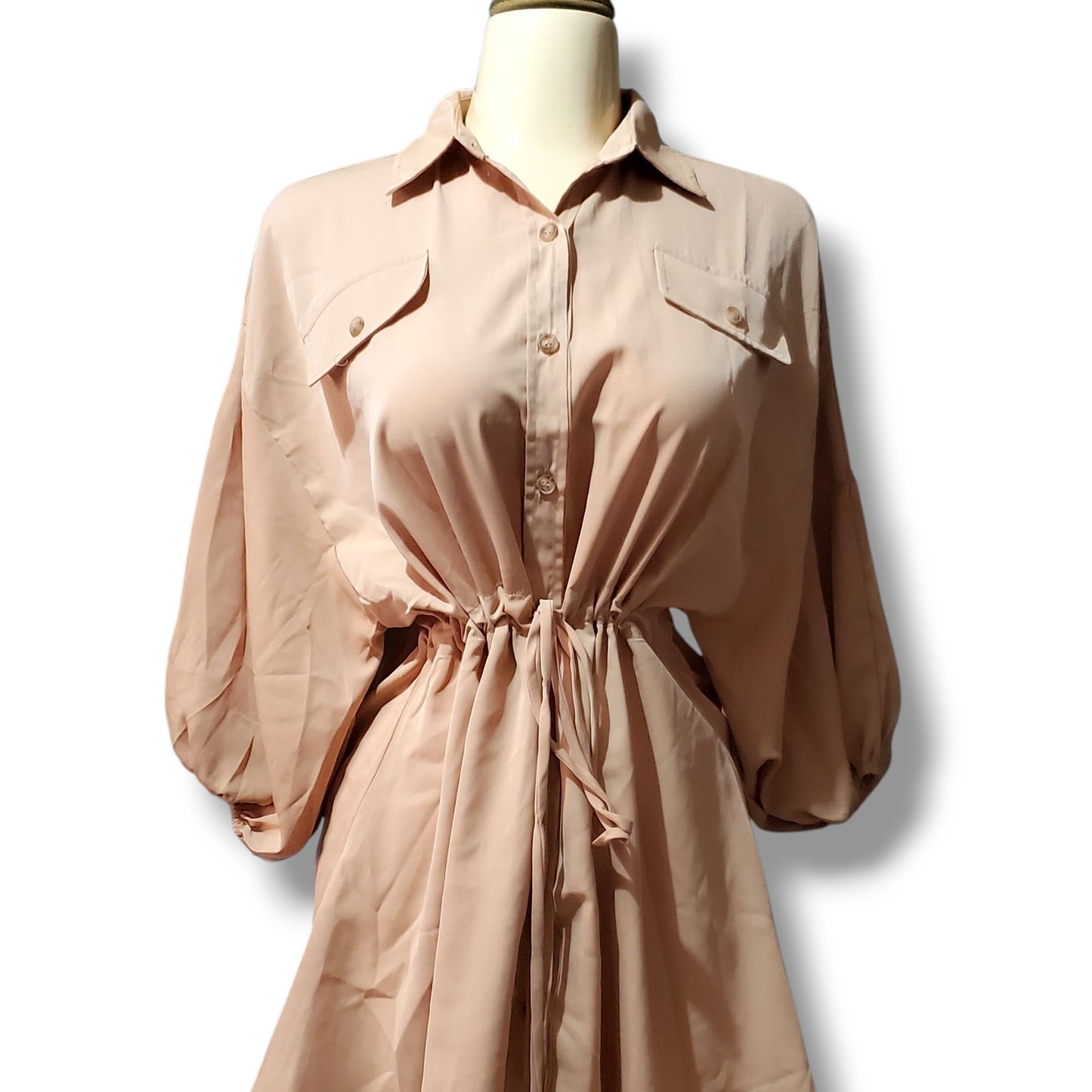 Vestido camisero holgado con cordón ajustable y mangas 3/4 abullonada