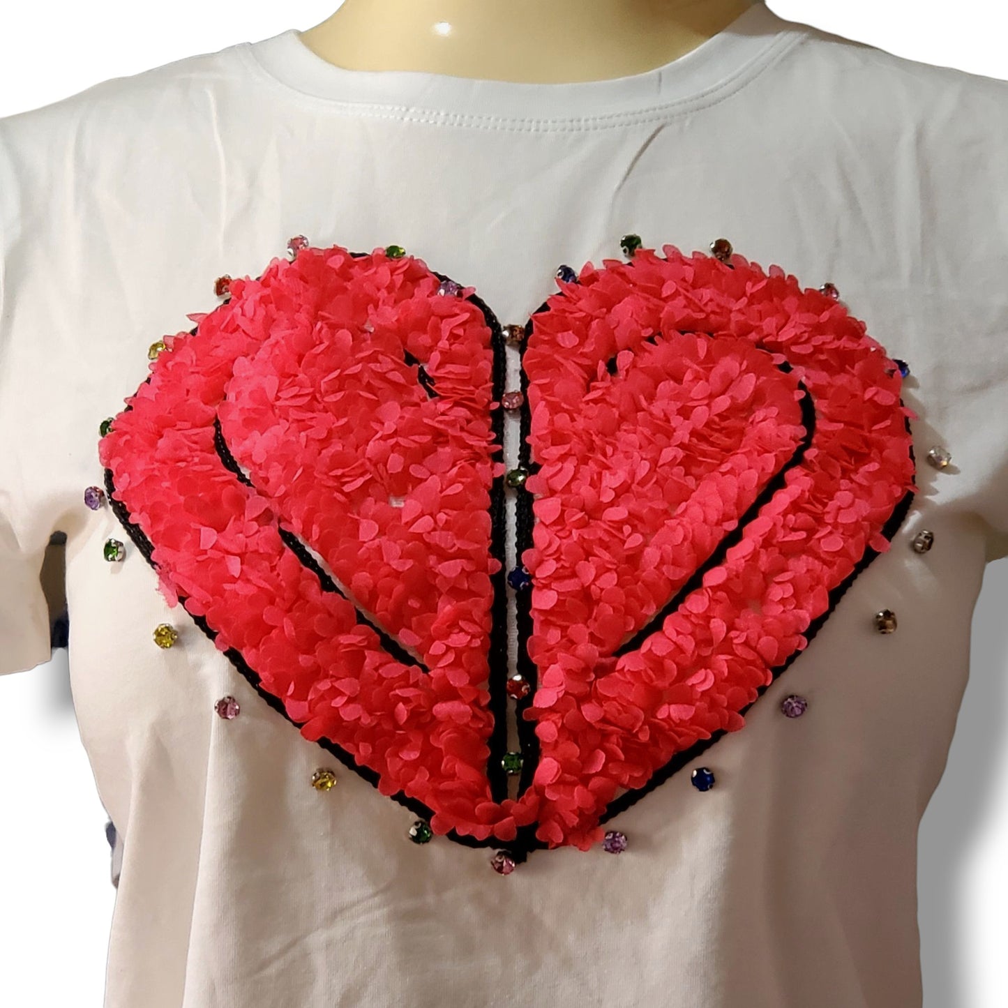 Blusa de cuello redondo con corazón central – Apliques de tela y piedras