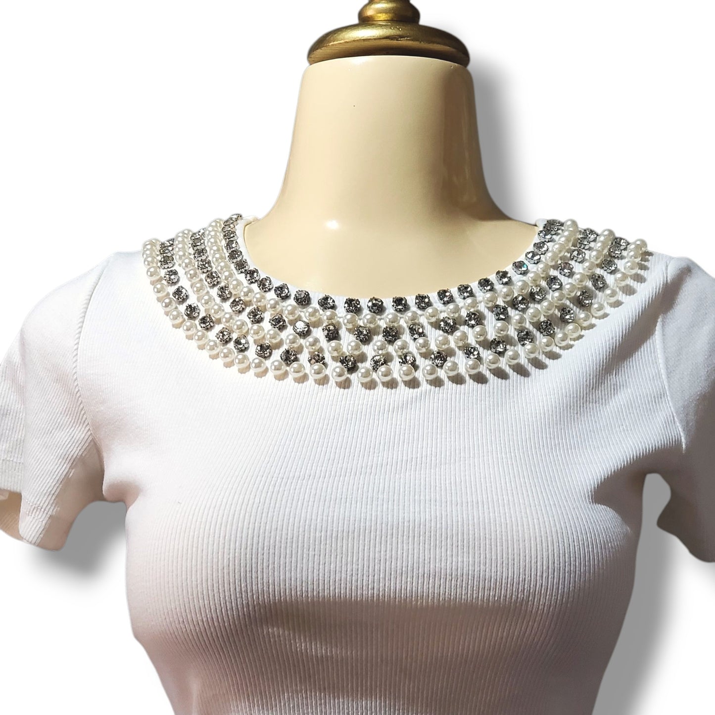 Blusa de cuello redondo con collar simulado de perlas y piedras