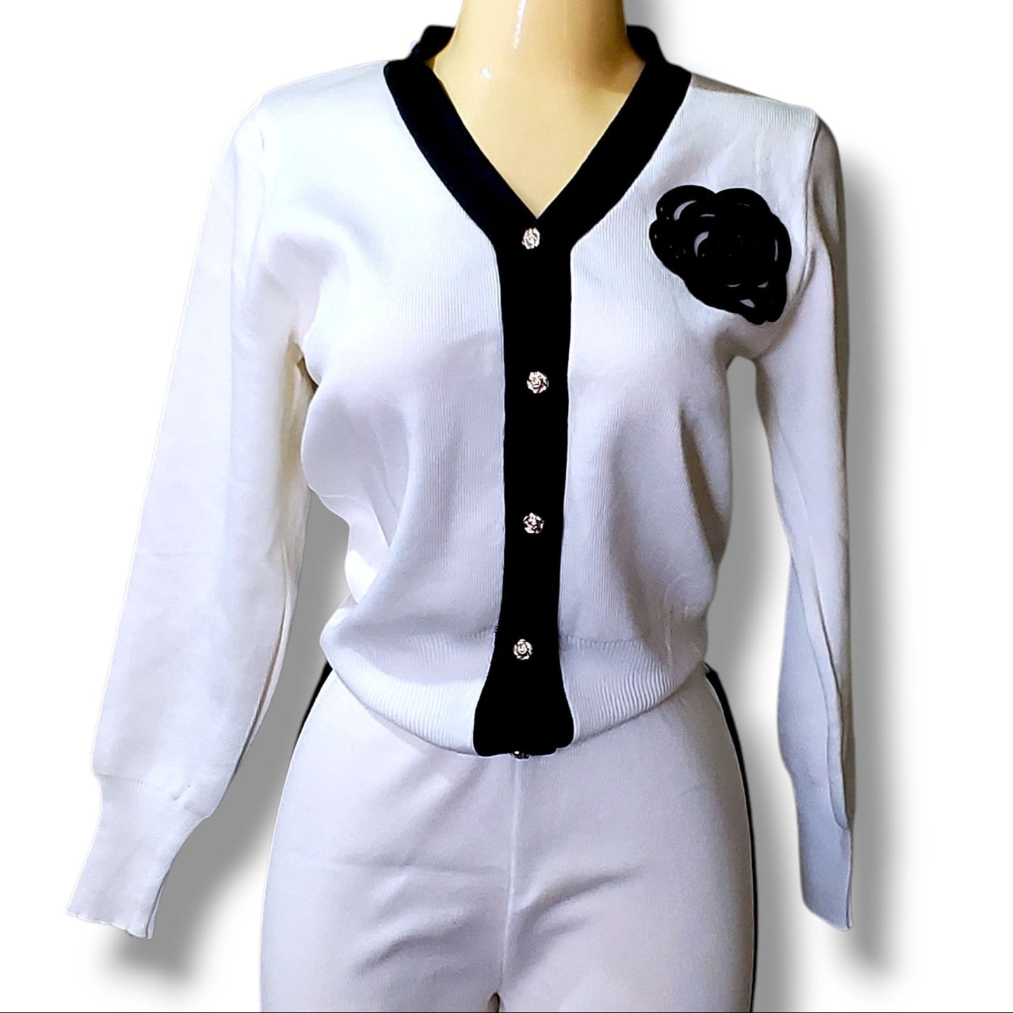 Conjunto con cárdigan y pantalón pata ancha – Detalle floral en canutillo