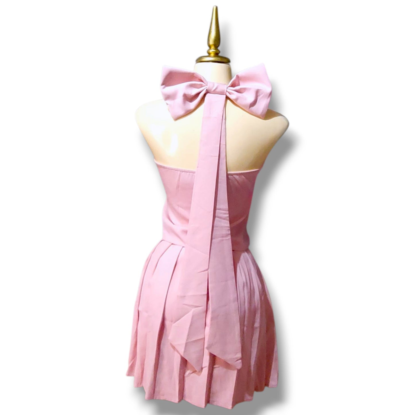 Conjunto juvenil con chaleco tipo halter y minifalda tableada – Detalle de moño en cuello