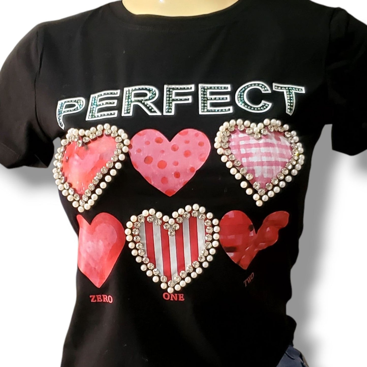 Camisa de cuello redondo con perlas y piedras remachadas