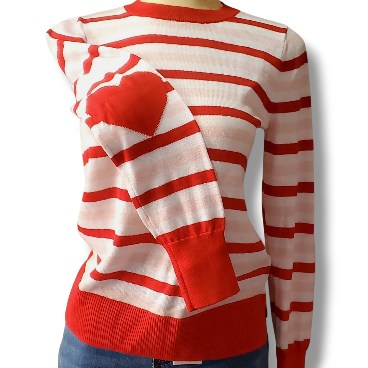 Blusa tipo suéter de rayas con detalle de corazón en los codos