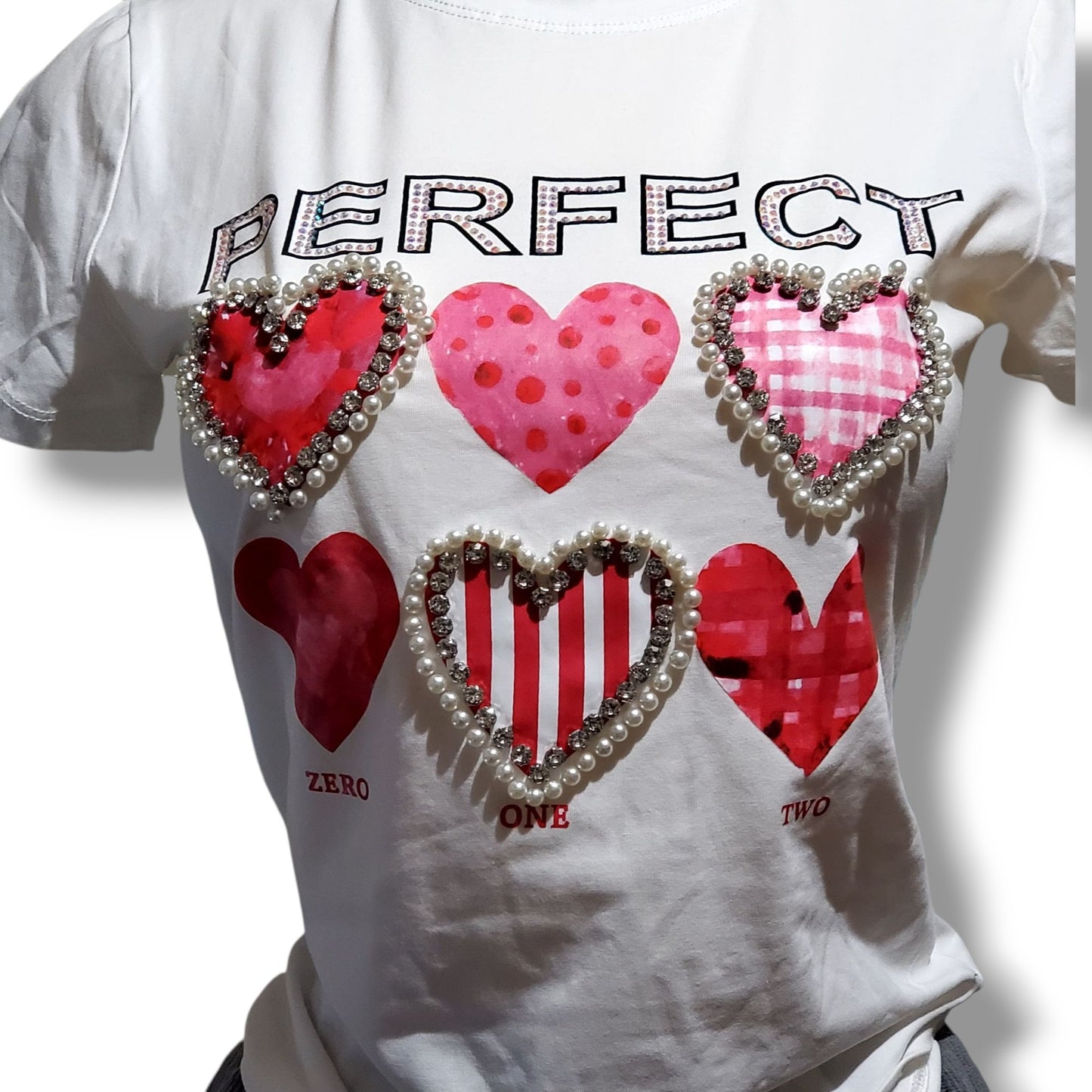 Camisa de cuello redondo con perlas y piedras remachadas