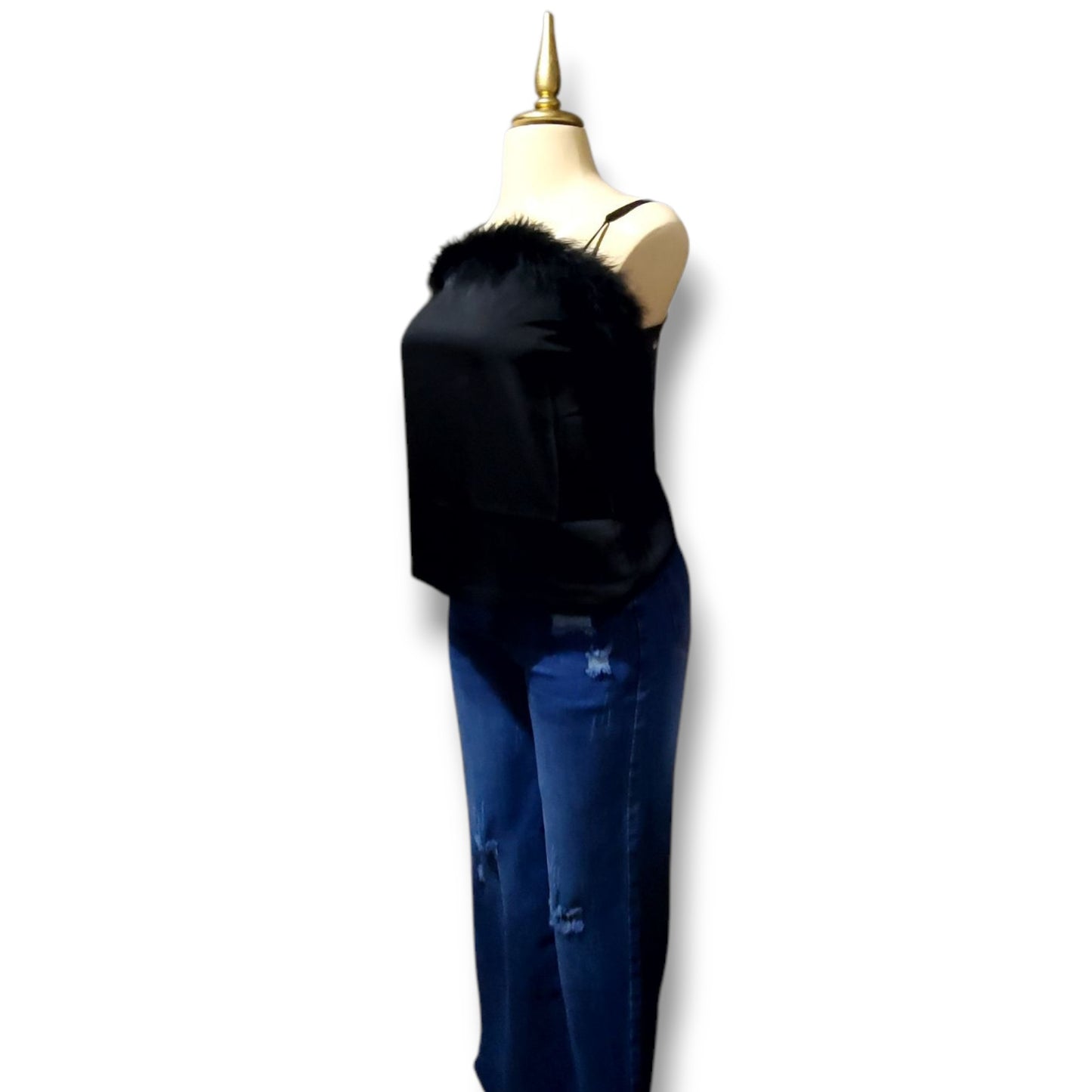 Blusa de tirantes finos con detalles de plumas en escote