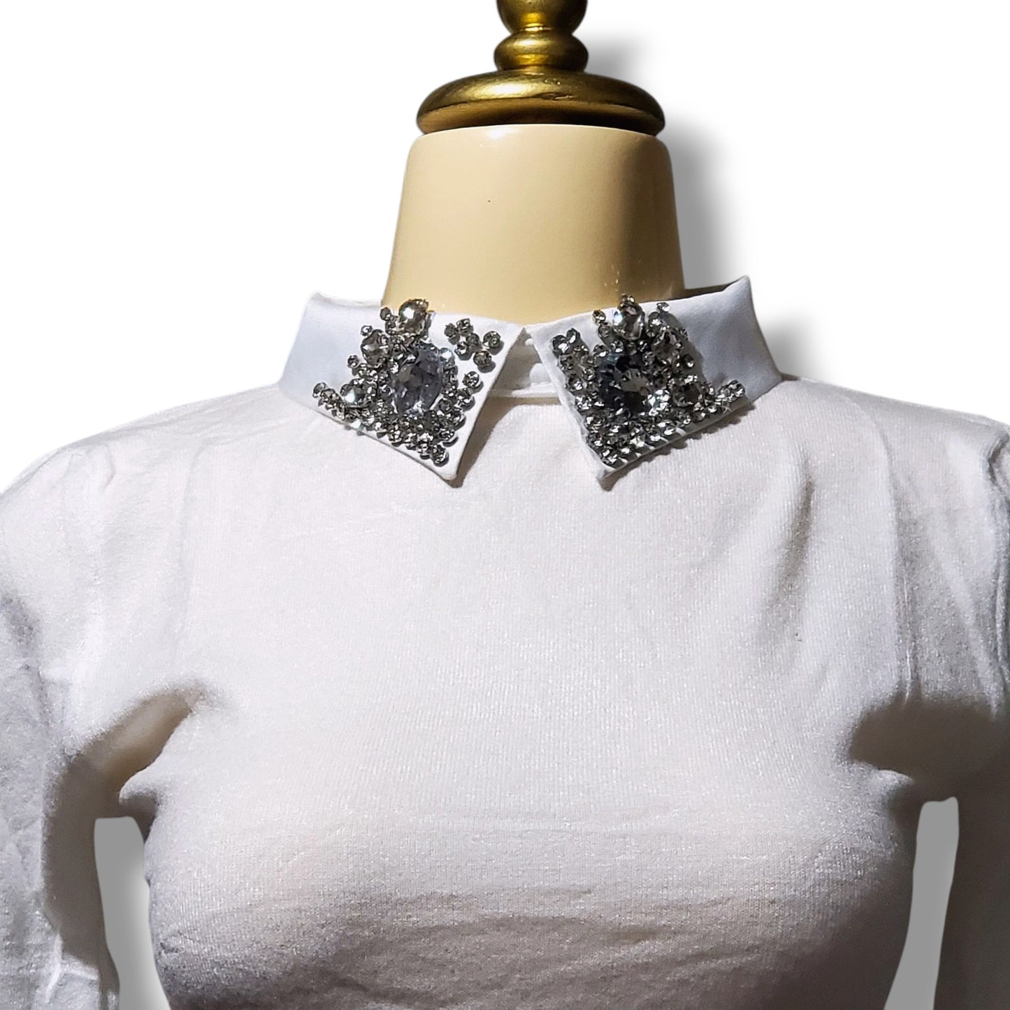 Blusa manga larga con cuello de pedrería – Estilo elegante