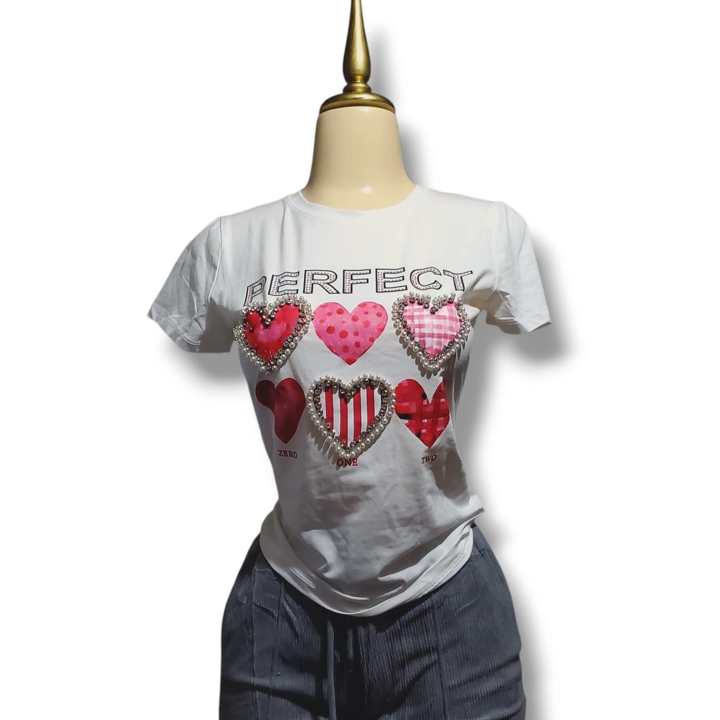 Camisa de cuello redondo con perlas y piedras remachadas