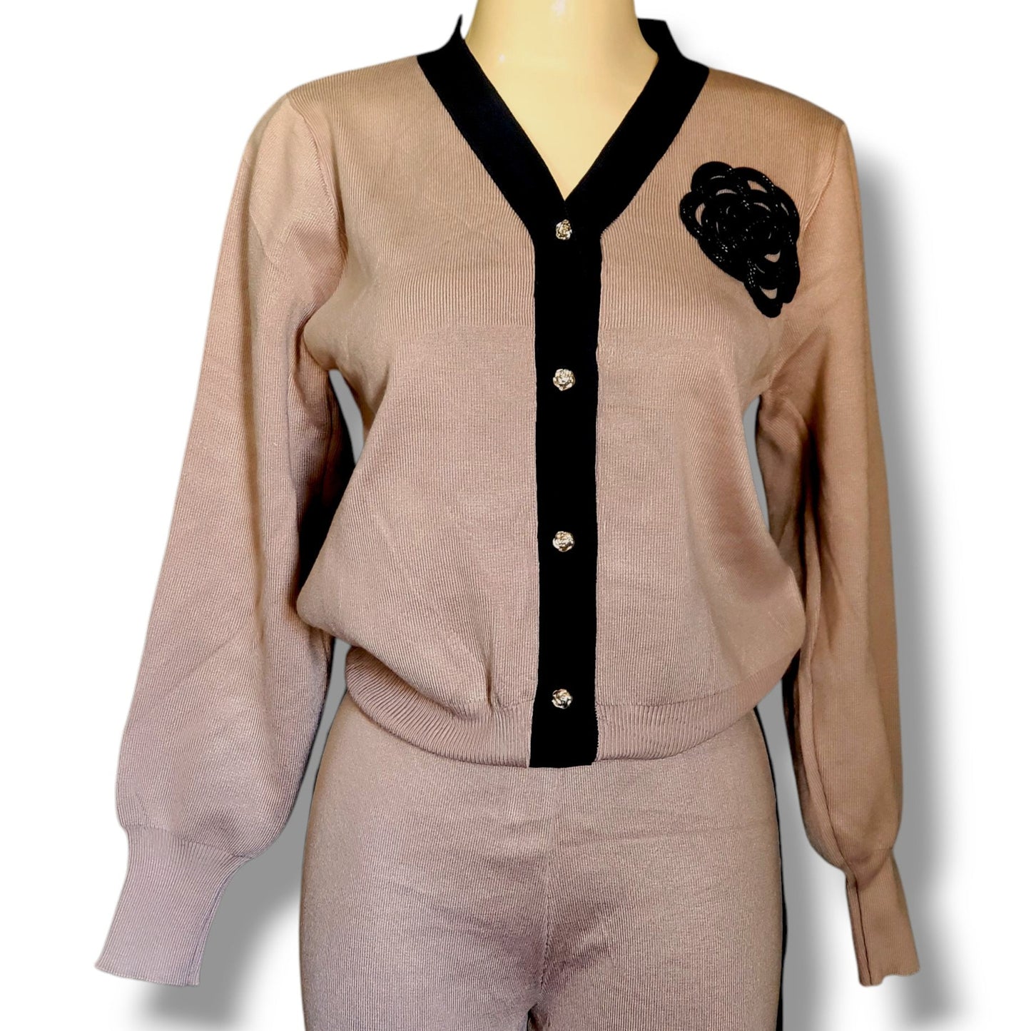Conjunto con cárdigan y pantalón pata ancha – Detalle floral en canutillo