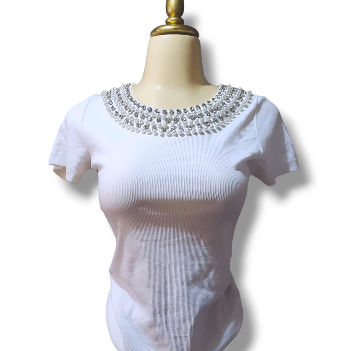 Blusa de cuello redondo con collar simulado de perlas y piedras