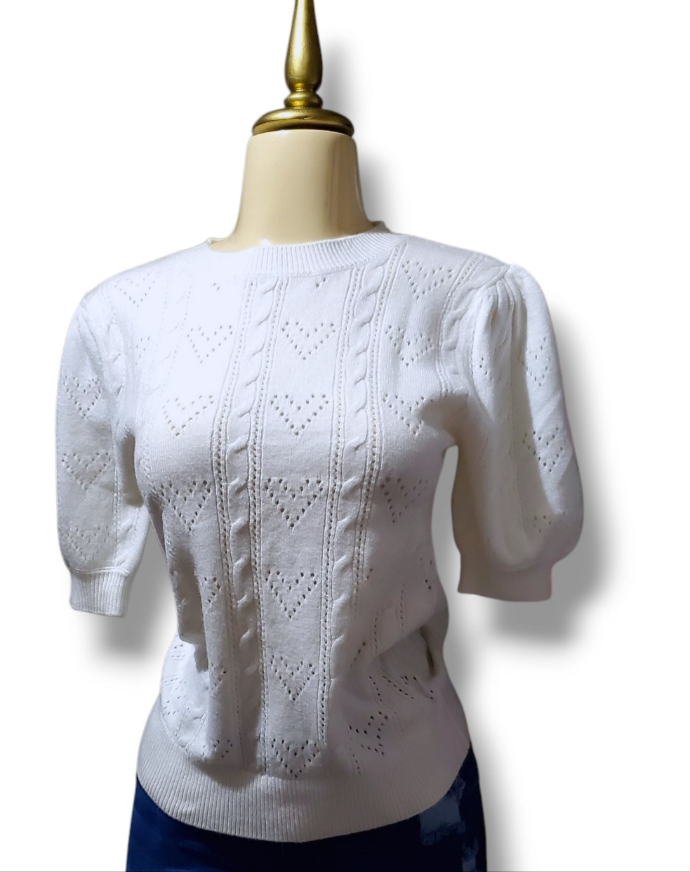 Blusa de punto con mangas abullonadas y patrón calado de corazones
