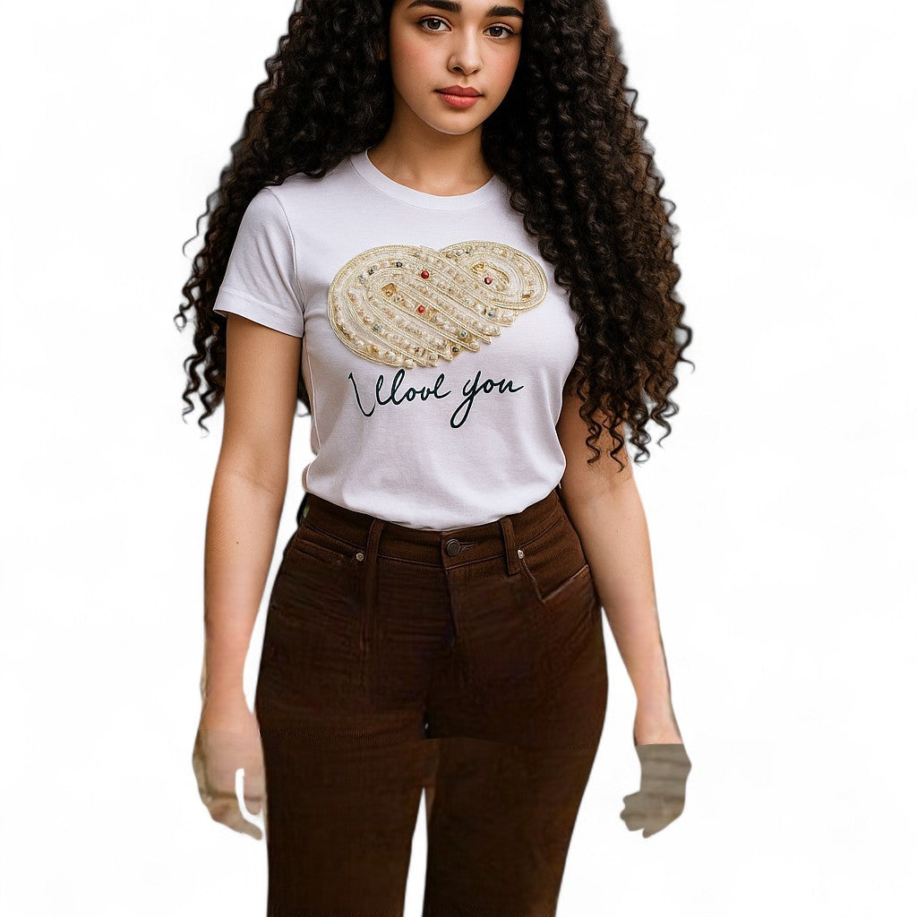 Camisa de cuello redondo con corazón decorado de perlas y gemas