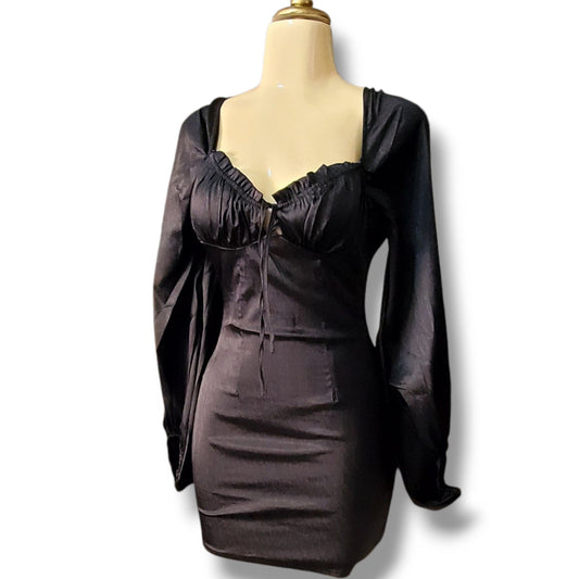 Vestido corto con escote corazón y mangas abullonadas