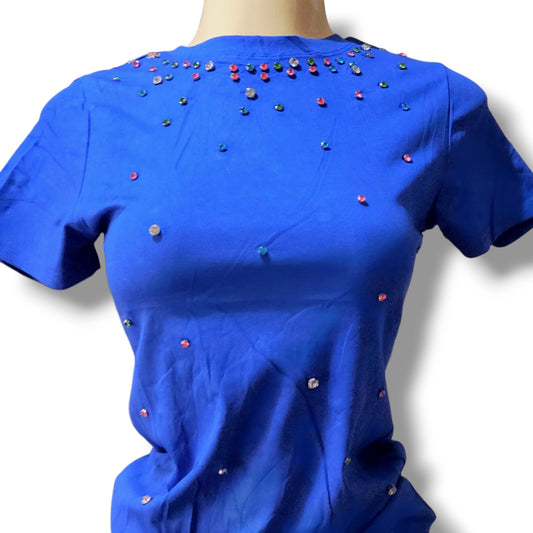 Camiseta de manga corta con pedrería multicolor