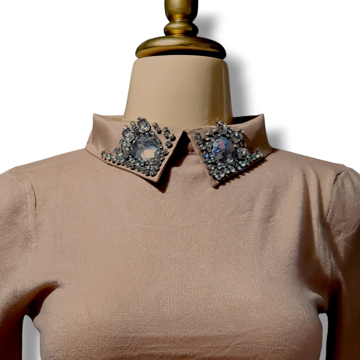 Blusa manga larga con cuello de pedrería – Estilo elegante