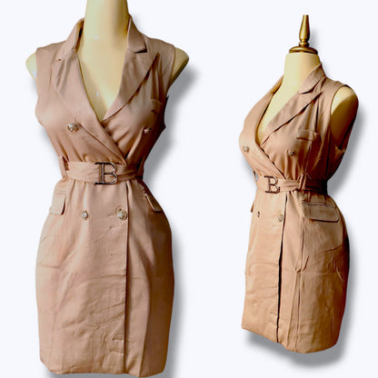 Vestido tipo blazer con doble botonadura y cinturón a juego