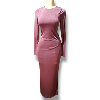 Vestido ajustado de manga larga con espalda descubierta y abertura