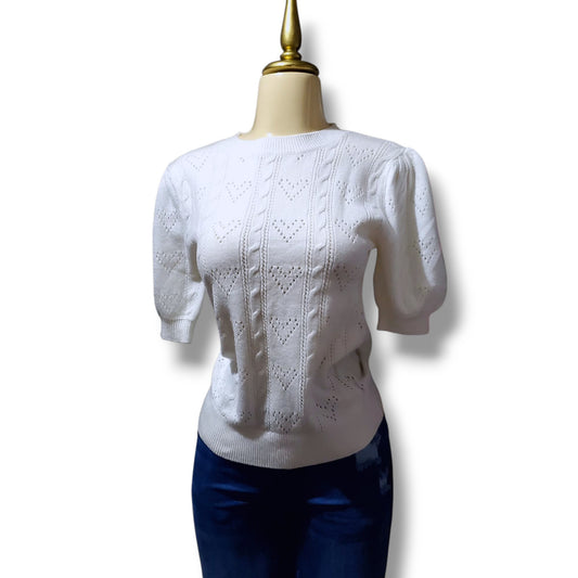Blusa de punto con mangas abullonadas y patrón calado de corazones