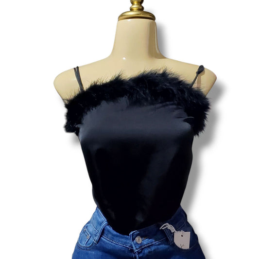 Blusa de tirantes finos con detalles de plumas en escote