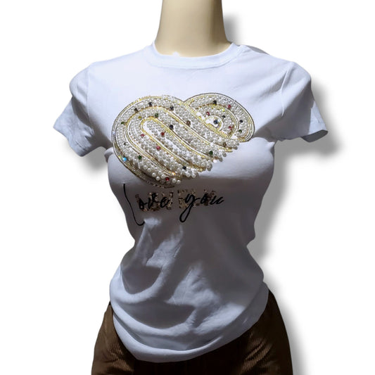 Camisa de cuello redondo con corazón decorado de perlas y gemas
