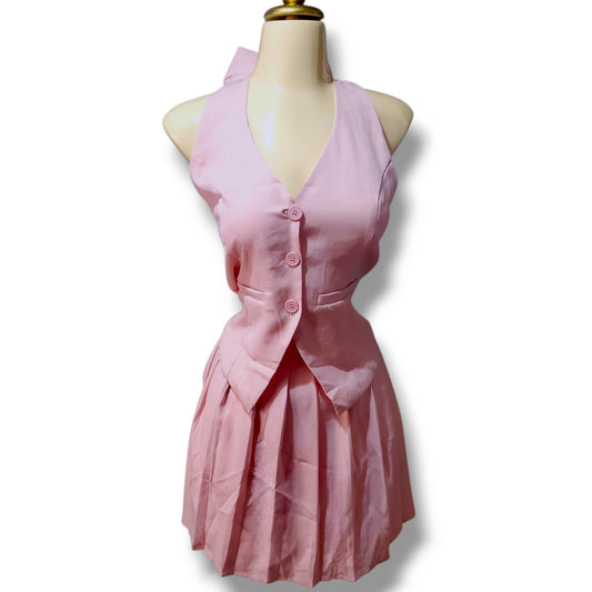 Conjunto juvenil con chaleco tipo halter y minifalda tableada – Detalle de moño en cuello