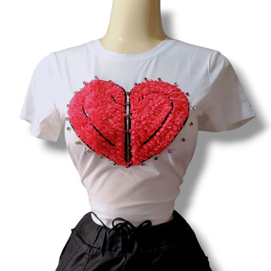 Blusa de cuello redondo con corazón central – Apliques de tela y piedras