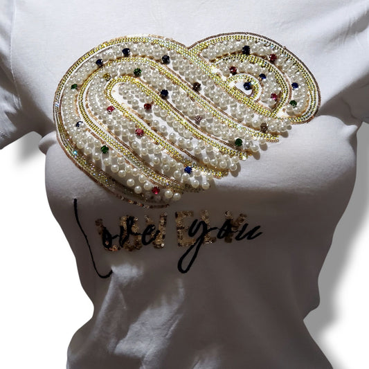 Camisa de cuello redondo con corazón decorado de perlas y gemas