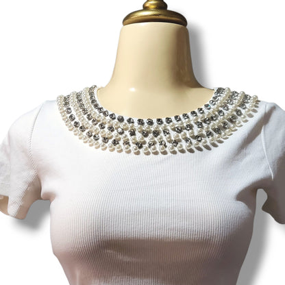 Blusa de cuello redondo con collar simulado de perlas y piedras