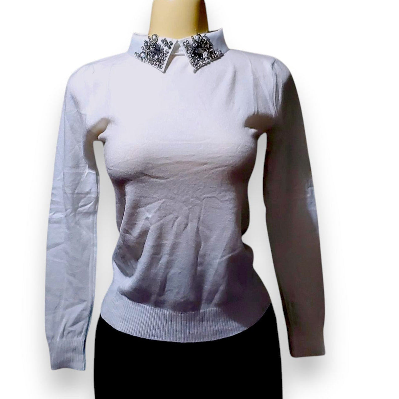 Blusa manga larga con cuello de pedrería – Estilo elegante
