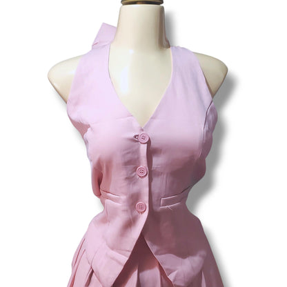 Conjunto juvenil con chaleco tipo halter y minifalda tableada – Detalle de moño en cuello