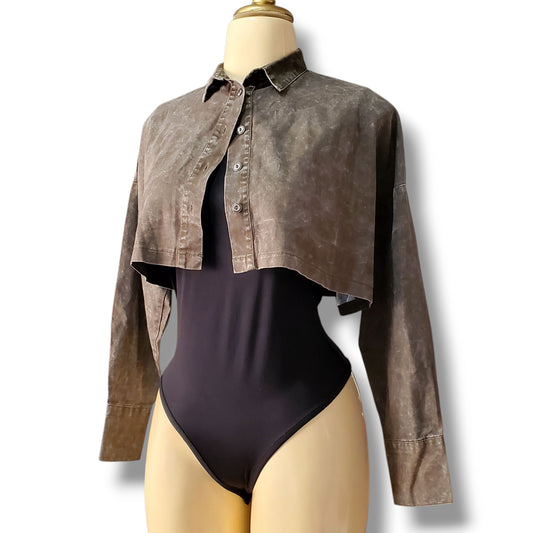 Chaqueta corta estilo camisero – Acabado desgastado tipo mezclilla