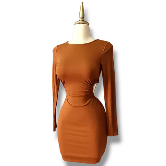 Vestido ajustado de manga larga con aberturas laterales