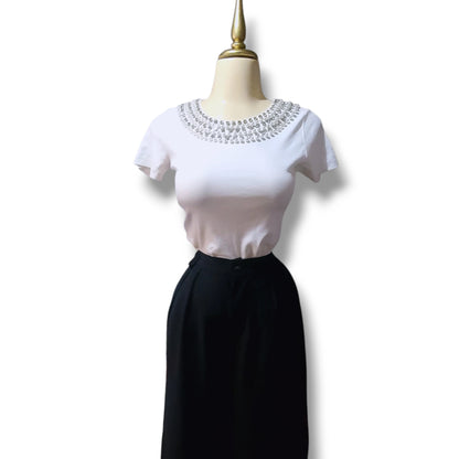 Blusa de cuello redondo con collar simulado de perlas y piedras