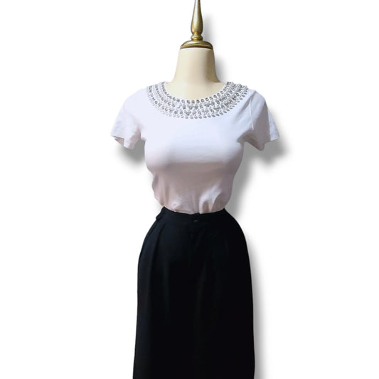 Blusa de cuello redondo con collar simulado de perlas y piedras