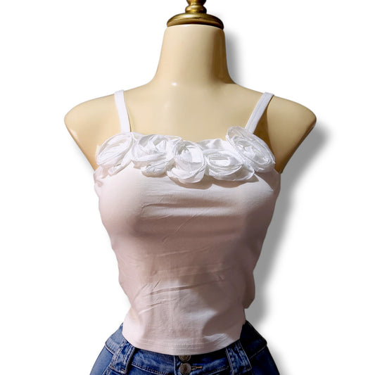 Blusa corta de tirantes con flores de tela en el pecho