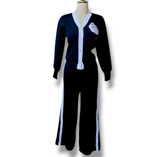 Conjunto con cárdigan y pantalón pata ancha – Detalle floral en canutillo