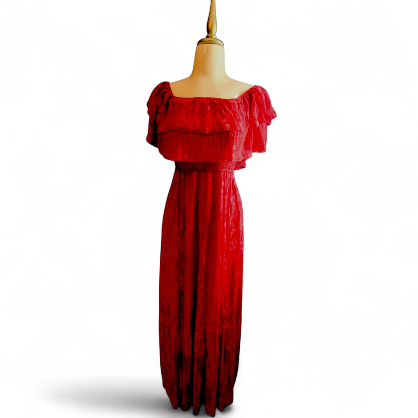 Vestido maxi de encaje con hombros descubiertos y abertura lateral