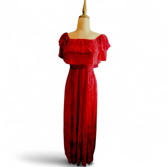 Vestido maxi de encaje con hombros descubiertos y abertura lateral