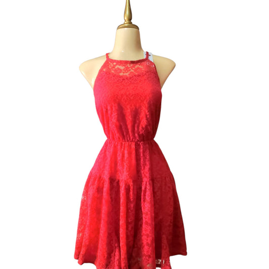 Vestido corto halter con detalles de encaje