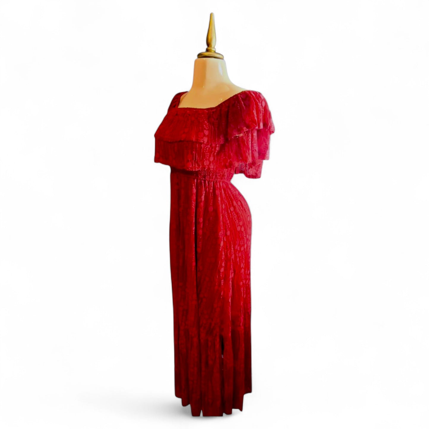 Vestido maxi de encaje con hombros descubiertos y abertura lateral