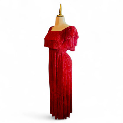 Vestido maxi de encaje con hombros descubiertos y abertura lateral