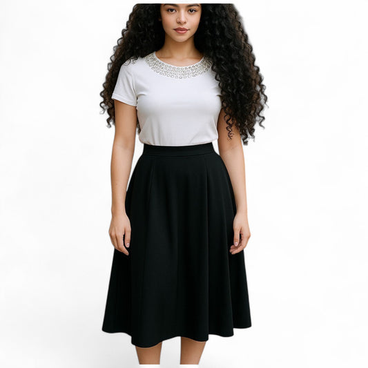 Blusa de cuello redondo con collar simulado de perlas y piedras